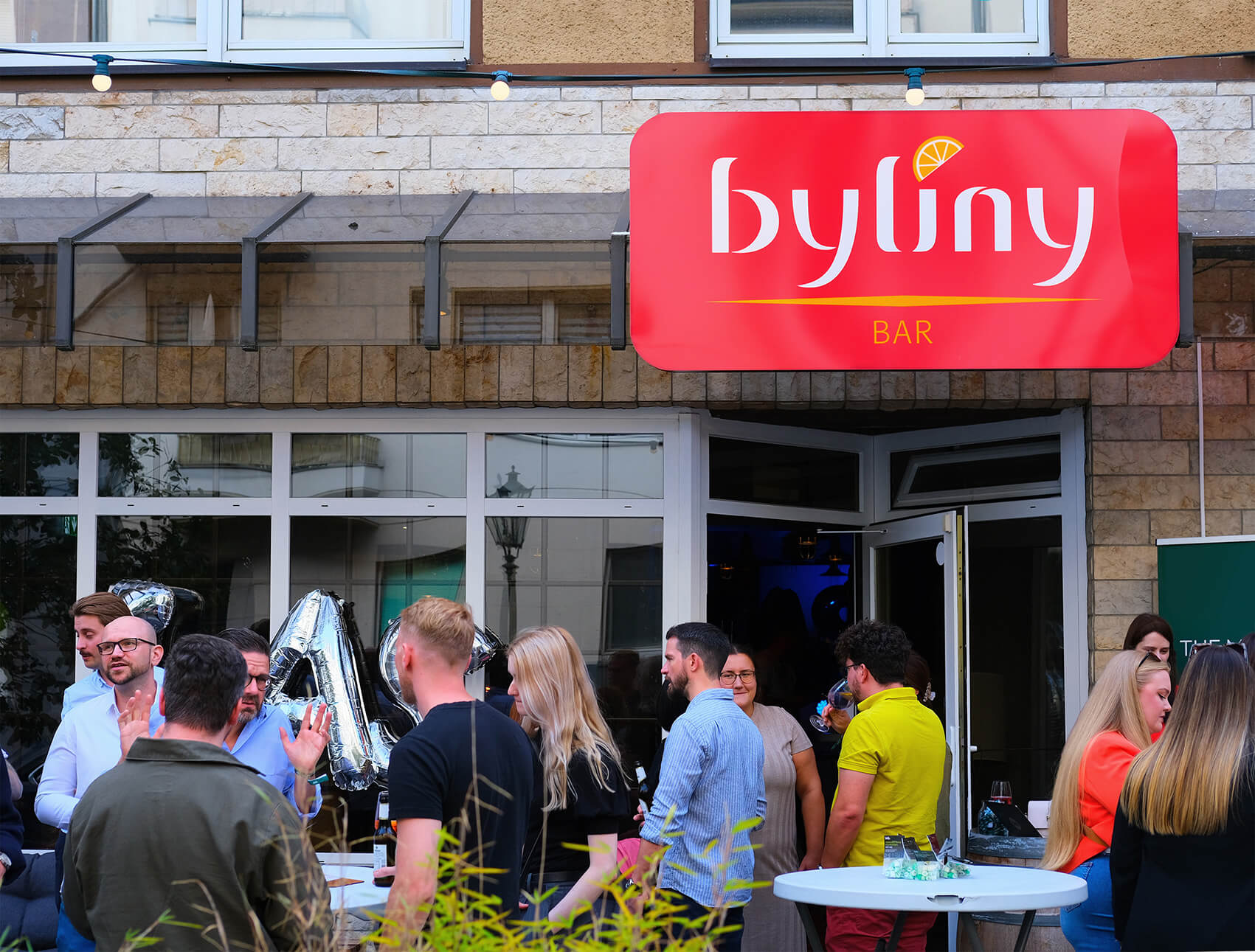 Eventlocation Byliny Bar in Düsseldorf Bilk: Menschen vor der Mietbar