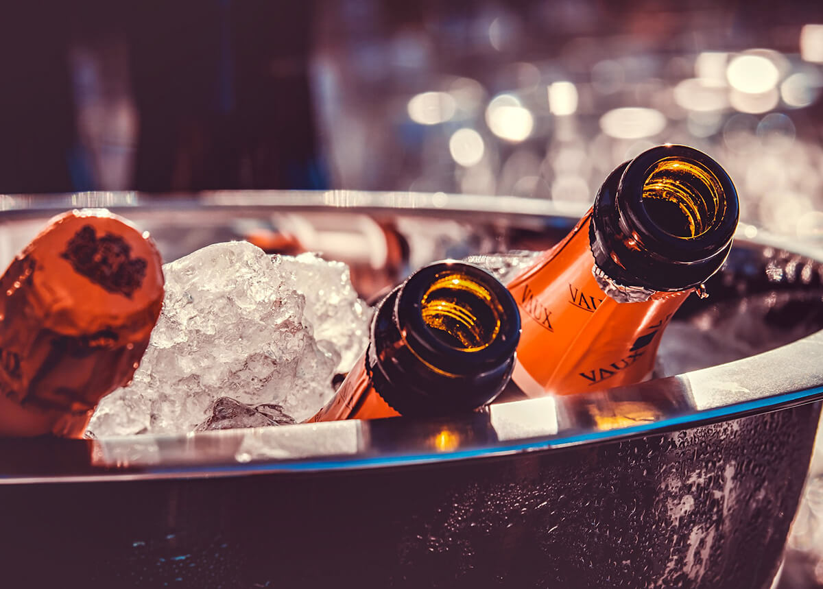 Silvester feiern in der Byliny Mietbar in Düsseldorf Unterbilk, auf dem Bild bedient der Inhaber seine Gäste hinter einer gemütlichen Theke